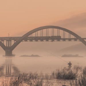 железнодорожный фотограф сергей крылов сартаковский мост нижний новгород река ока утро туман пассажирский поезд рыбак электровоз чс4т ржд лето