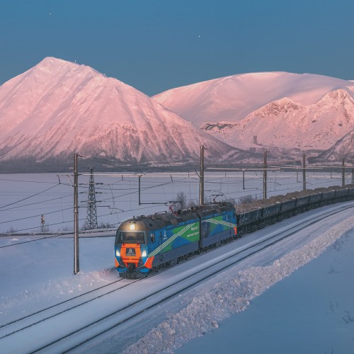 железнодорожный фотограф сергей крылов мурманская область кировск апатиты хибины горы зима полярная ночь снег электровоз гранит  2эс10 грузовой поезд