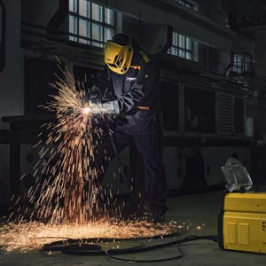 рекламный фотограф сергей крылов сварщик сварка кедр сварочное оборудование  резка металла