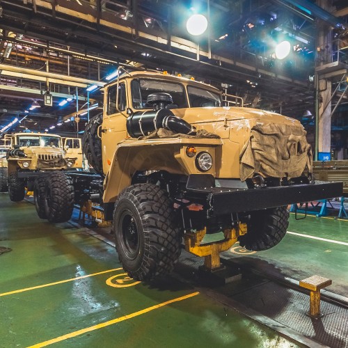 промышленный фотограф Сергей Крылов автомобильный завод Урал   главный конвейер сборка автомобиля