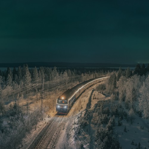 электровоз эп20 с составом поезда деда мороза пдм в заполярье, мурманская область, зима, ночь, снег, полярное сияние, аврора бореалис, фотограф Сергей крылов
