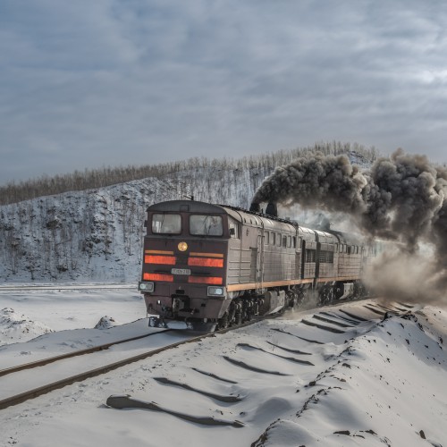 железнодорожный фотограф сергей крылов тепловоз 2тэ10м карабашмедь пирит челябинская область грузовой поезд дым зима  юужд
