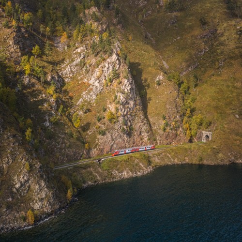 фотограф Сергей Крылов, ржд, лето, рельсовый автобус следует по берегу озера Байкал на фоне горы, озеро, лето, солнце, виадук, тоннель
