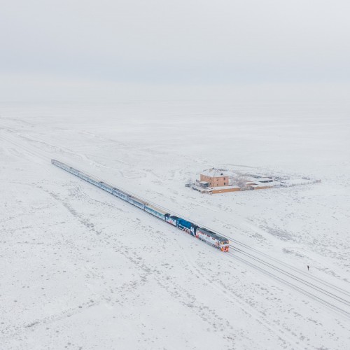 поезд деда мороза пдм тепловоз астраханская область олейниково снег пустыня поезд пассажирский вагоны ржд тввз