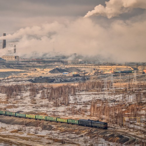 железнодорожный фотограф сергей крылов тепловоз 2тэ10м карабашмедь пирит челябинская область грузовой поезд  зима завод комбинат  дым