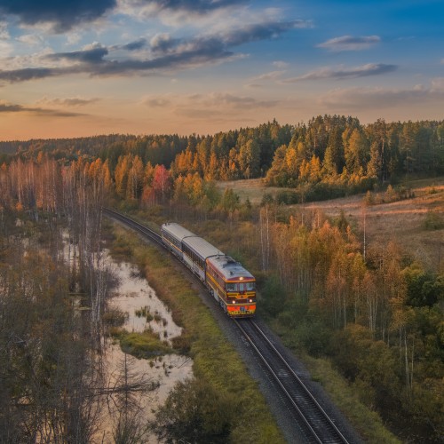 тепловоз тэп60  с пассажирским поездом зоопарк экспресс в карелии летом на фоне леса и озеро, фотограф Сергей крылов